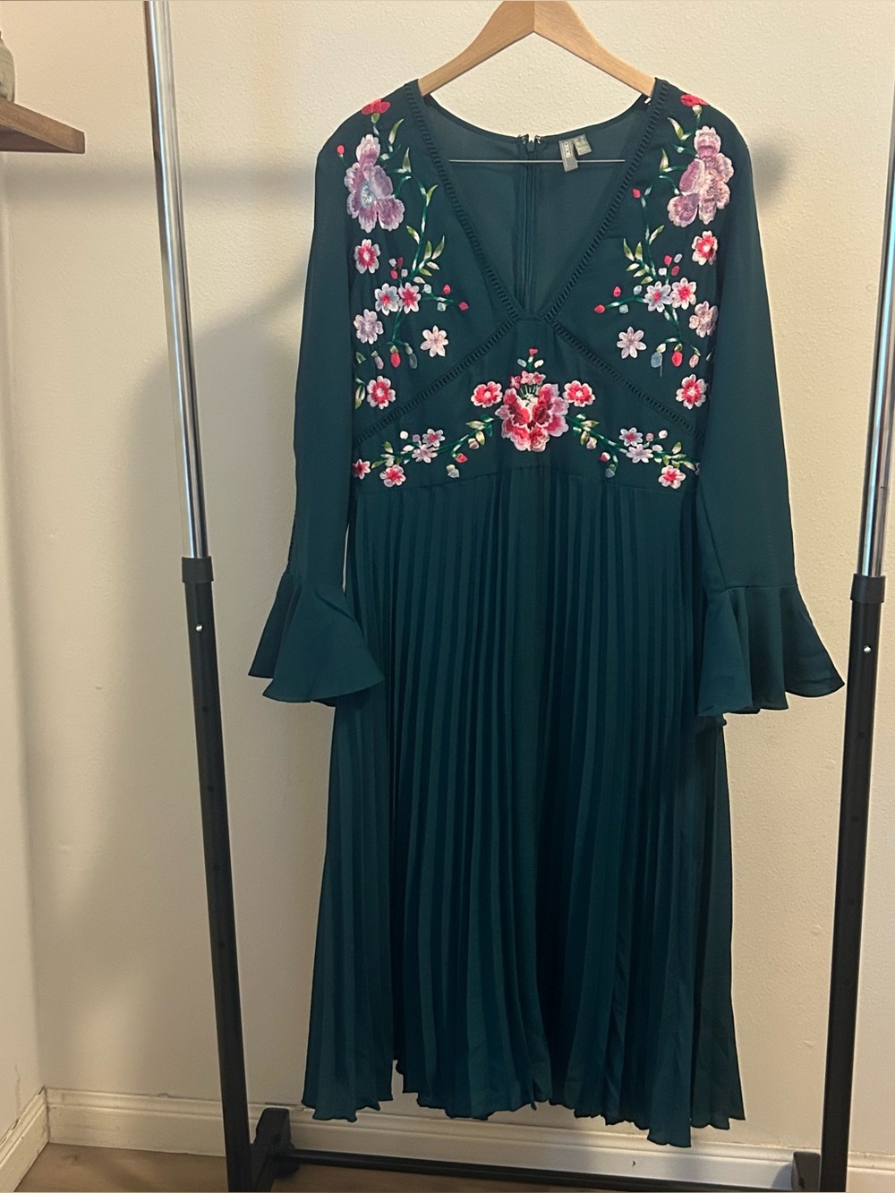ASOS Women’s 18 Dark Green Embroidered V-Neck Pleated Midi Dress